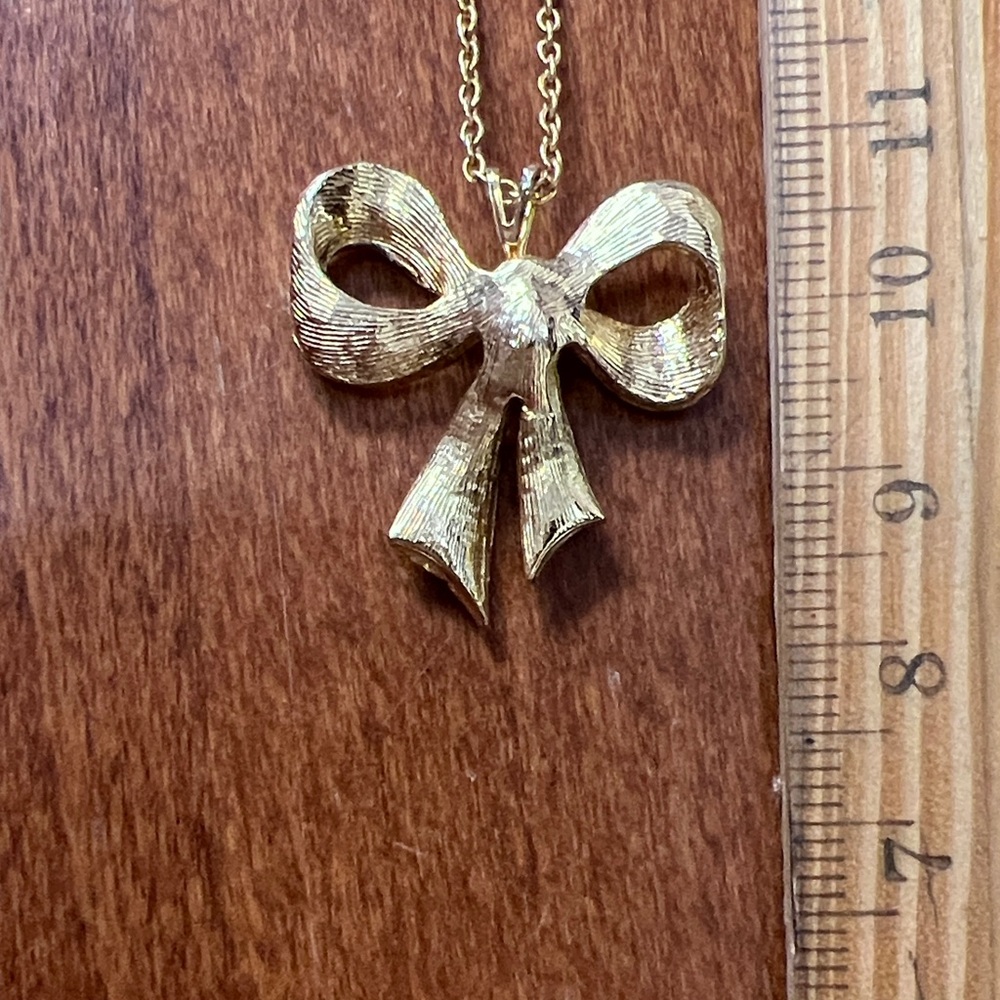 Elegant Gold Bow Pendant Necklace